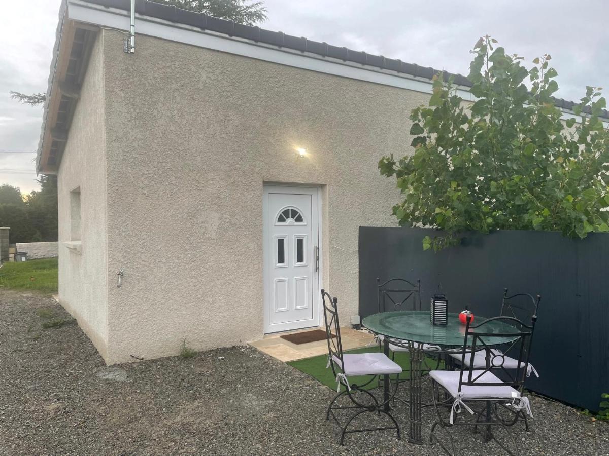 Vila Le Miroir Domerat Exteriér fotografie